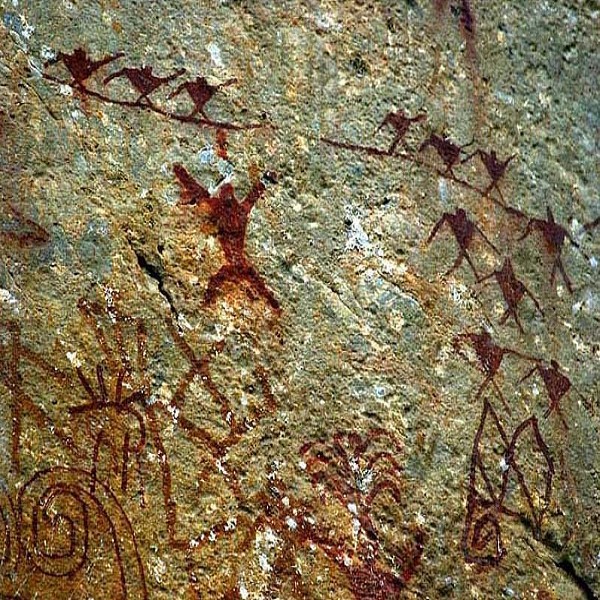 沧源县东北62公里勐来乡的山东省岩上,1965年开始先后共发现岩画10处